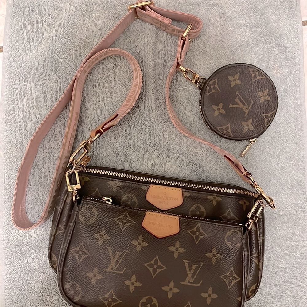 Luis Vuitton Monogram multi pouchette
**small pouchette NOT INCLUDED**